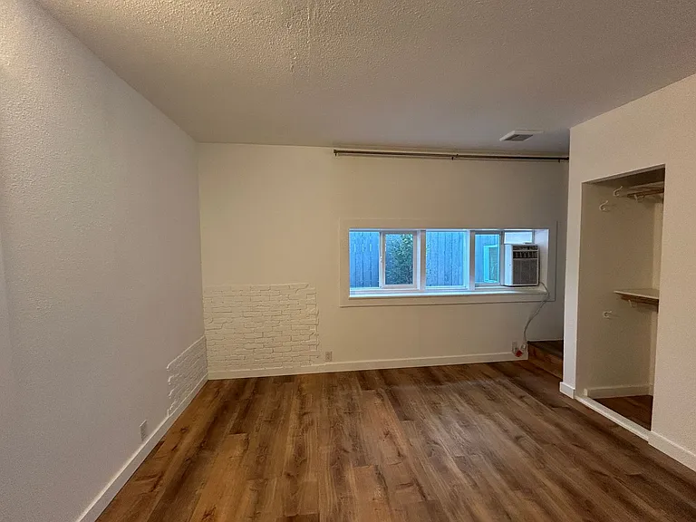 218 SW 7th St — Photo 9