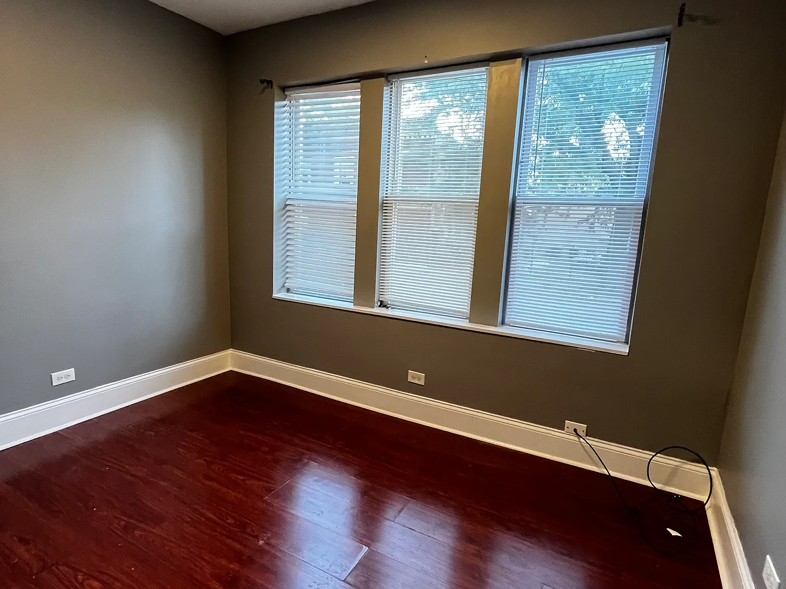 1552 N Avers Ave — Photo 4