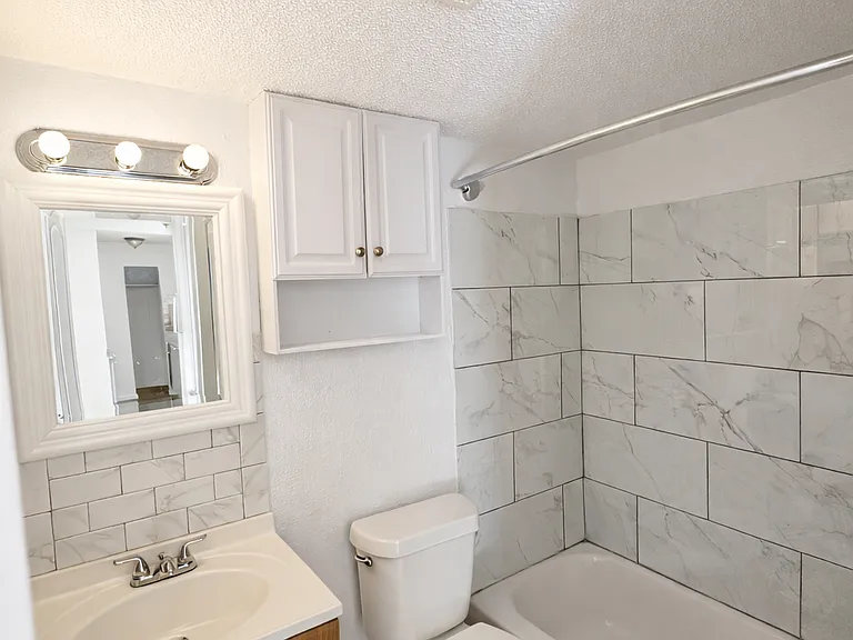 1/2 Bedroom Apartment: Bathroom