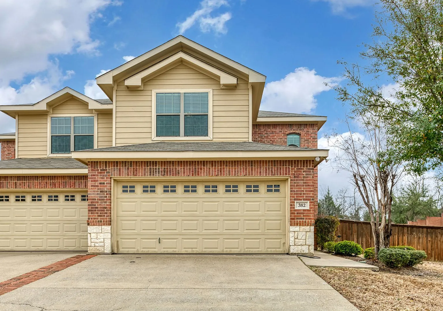 Beautiful 3 Bedroom Townhome located in Lavon,Texas! — Photo 1