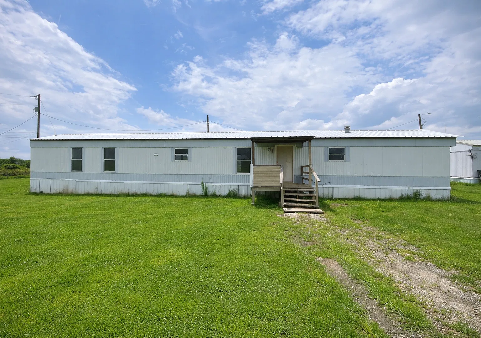Country living with spacious front and backyard - 3 beds/ 2bath available now — Photo 2