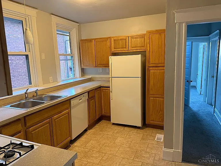 Fully equipped kitchen with gas stove, microwave, refrigerator and dishwasher