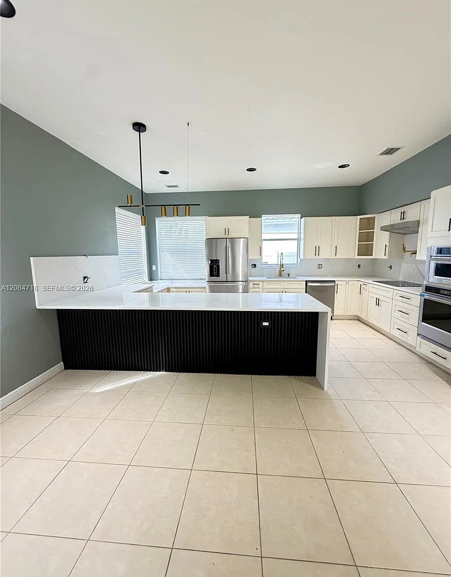 4 bed, 3.0 bath, 2878 sqft, $5,000 — Photo 4