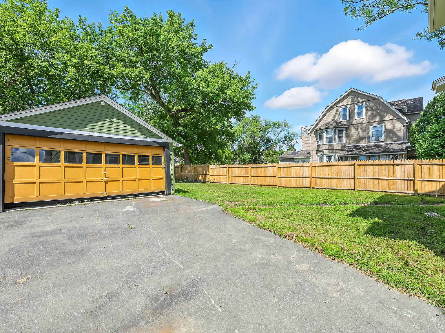3 bed, 1344 sqft, $2,688 — Photo 2