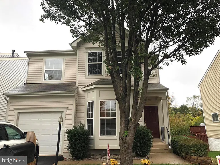 6821 Hollow Glen Ct — Photo 1