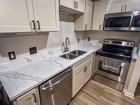 4th image of 247 Settlers Park Dr