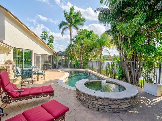 1087 Deerwood Ln — Photo 4