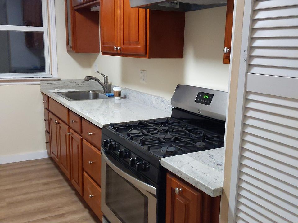 -Newly remodeled kitchen -Granite countertops -Gas stove