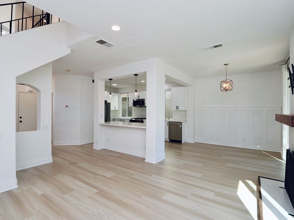 2nd image of 28 Hawaii Dr
