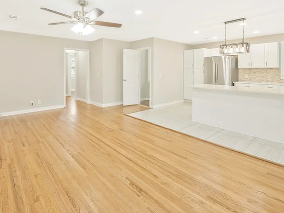 5th image of 4853 Torbay Dr