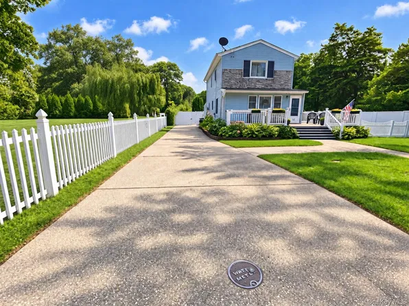 32 Pine Street, Selden, NY 11784