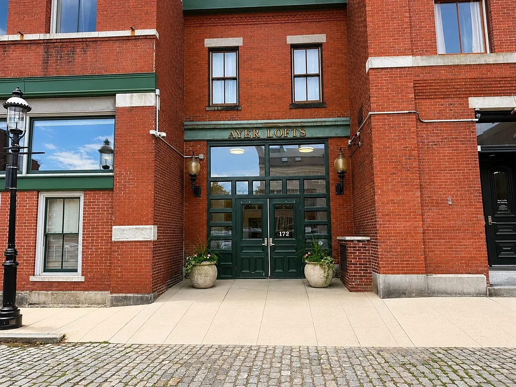 1 bed, 1.0 bath, 749 sqft, $2,300 — Photo 2