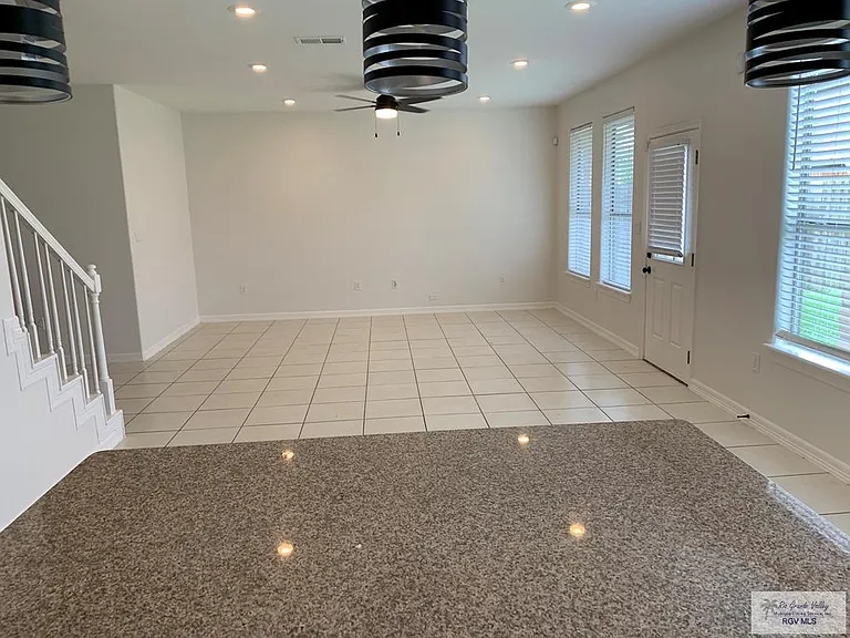2101 Treasure Oaks Dr — Photo 12