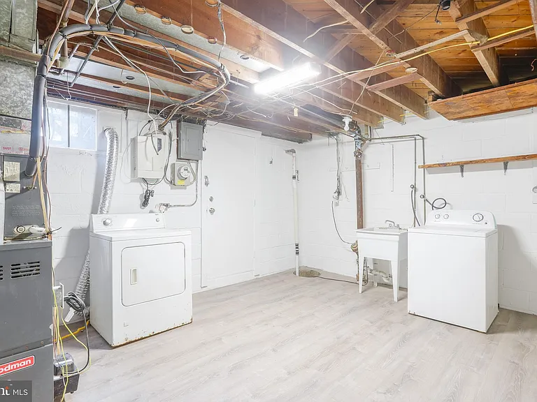 1046 Middlesex Rd — Photo 5
