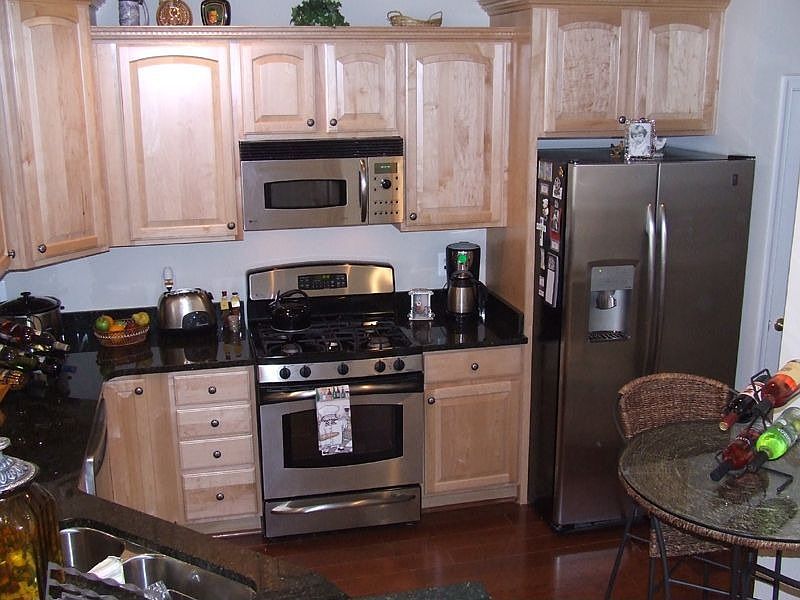 Stainless Steel Apps, Granite Counters, Maple Cabinets, State-of-the-Art!