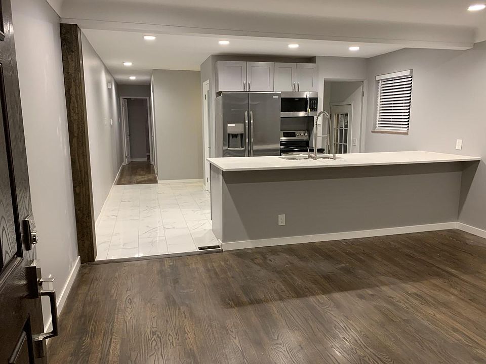 Entry into living room/kitchen
