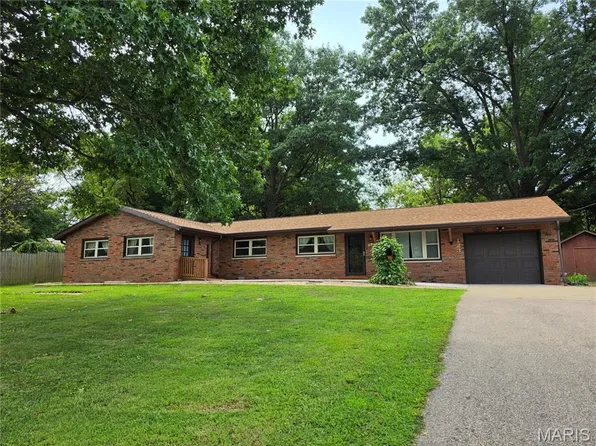 123 Patterson Dr, Hillsboro, IL 62049