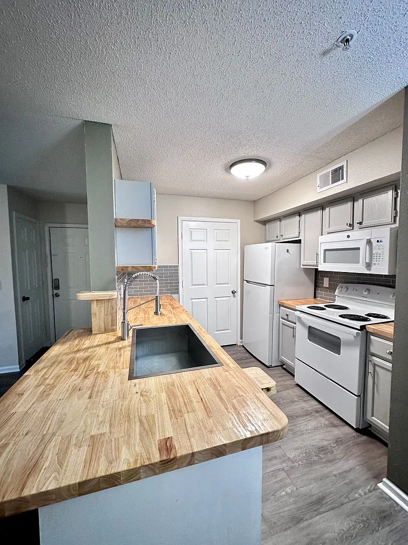 Newly Renovated 1B/1B Condo near Beach in the Heart of Destin! — Photo 1