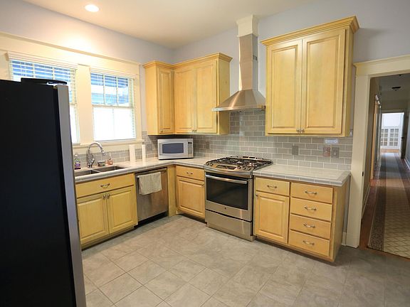 ........Kitchen with hall view