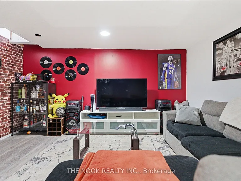 119 Brownstone Cres — Photo 33