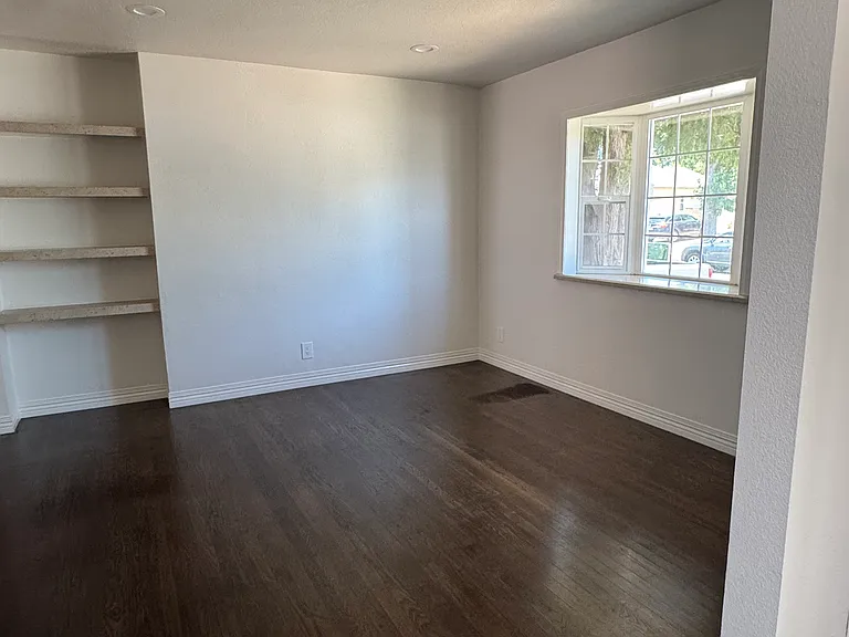 5766 Newcastle Ave — Photo 8