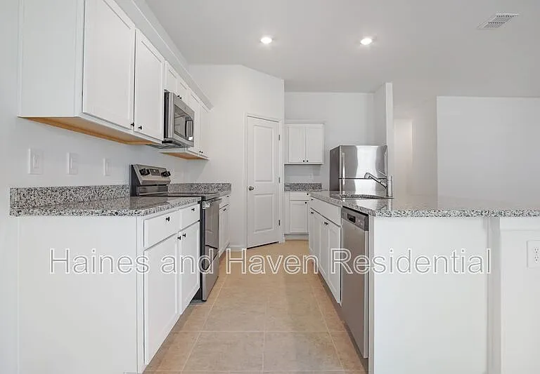 3008 Daffodil Dr — Photo 6