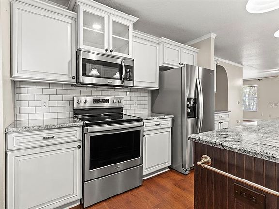 3rd image of 10634 Summit Square Dr