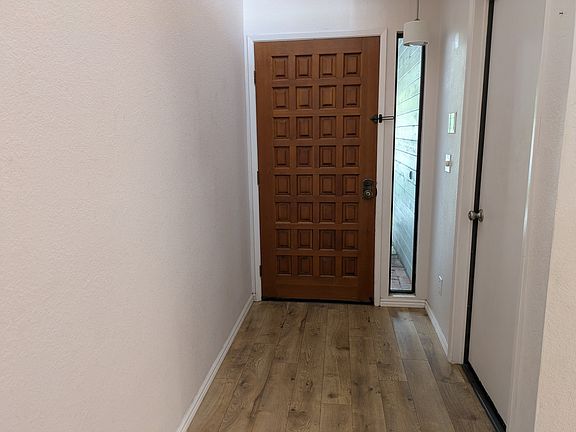 Entry with space for bench and/or coatrack