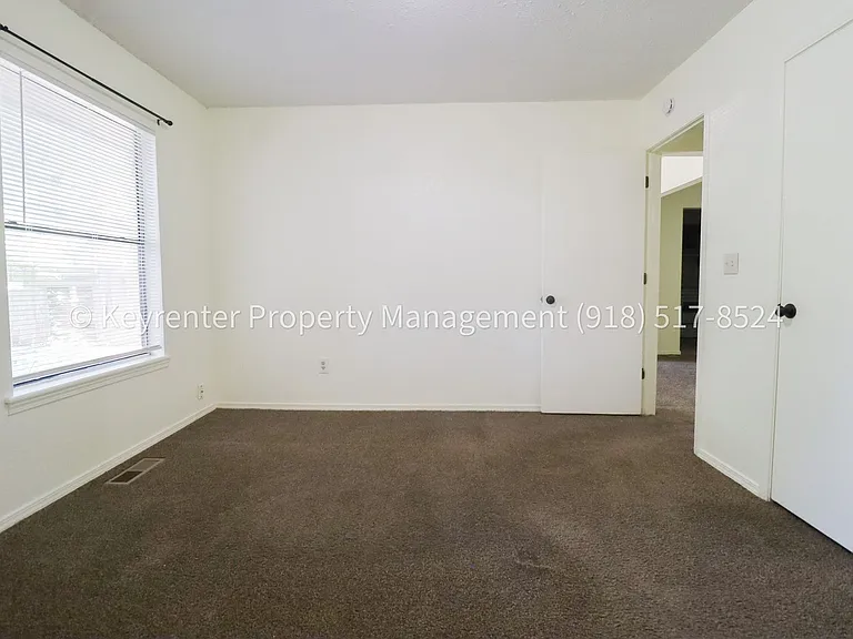 1359 E 60th St Duplex — Photo 24