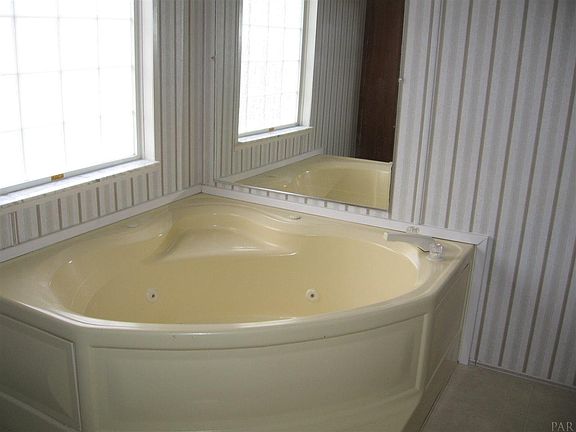 3rd image of 183 Kathryn Dr