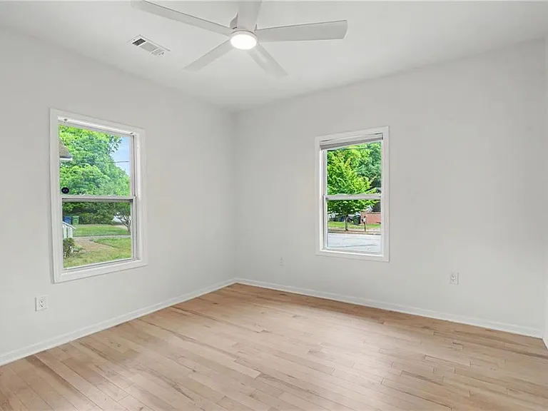 827 Elbert St SW — Photo 11