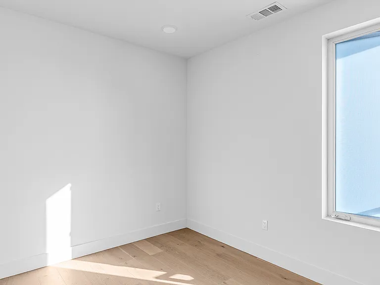 2000 N Beachwood Dr #101 — Photo 10