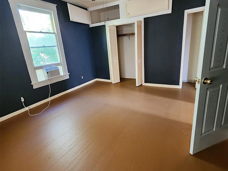 4401 Avenue Q 1/2 #2 — Photo 7