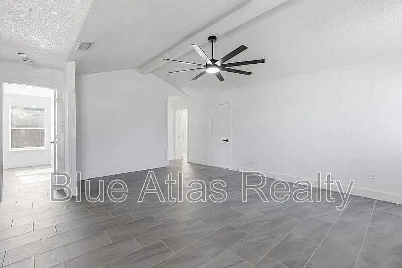 3 bed, 2.0 bath, 1028 sqft, $1,815 — Photo 4