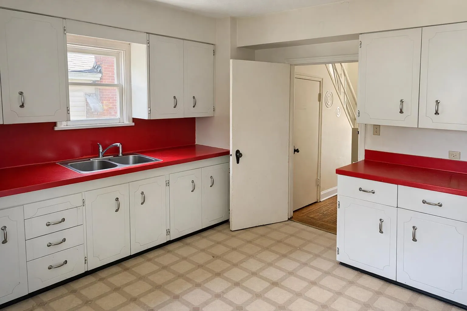 3 bed, 2100 sqft, $4,000 — Photo 4