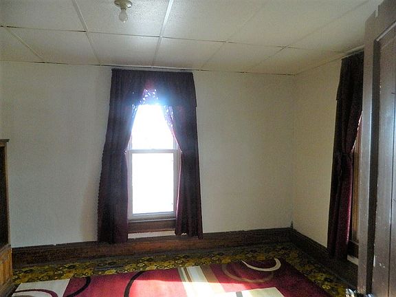 3rd image of 720 E 9th St