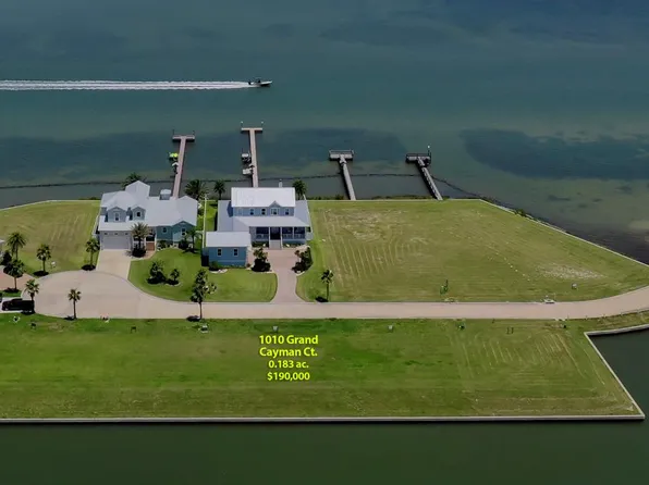 1010 Grand Cayman Ct, Rockport, TX 78382