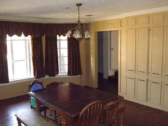 dinning, built in cabinets