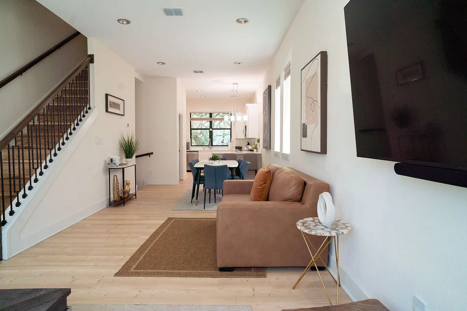 3 bed, 2.0 bath, 1614 sqft, $3,025 — Photo 2