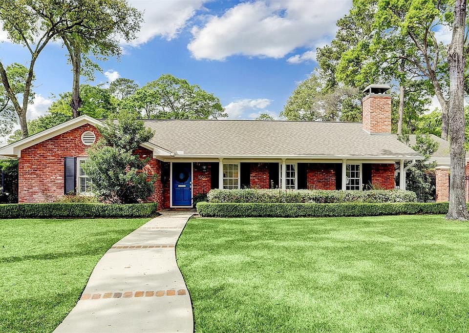 Charming traditional that has been updated and expanded for today's luxurious lifestyle . Located in the heart of acclaimed Monarch Oaks subdivision in Spring Branch.