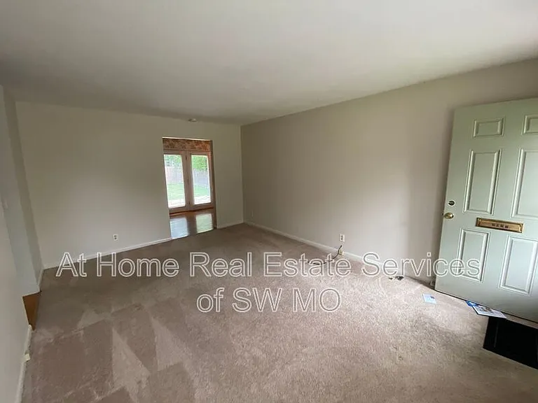 2027 S Kentwood Ave — Photo 3