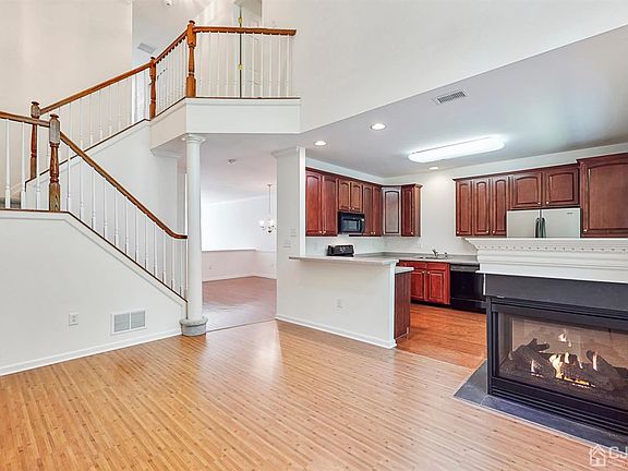 3rd image of 32 Amber Dr