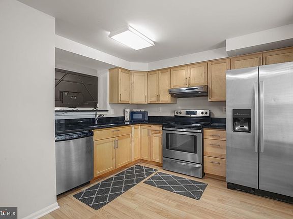 3rd image of 803 Sedgwick Ct