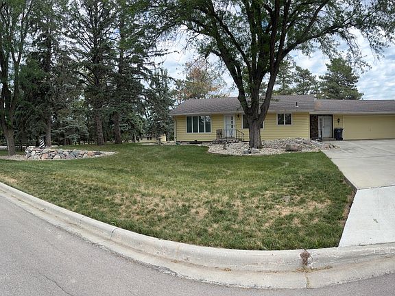 2nd image of 858 W 9th St