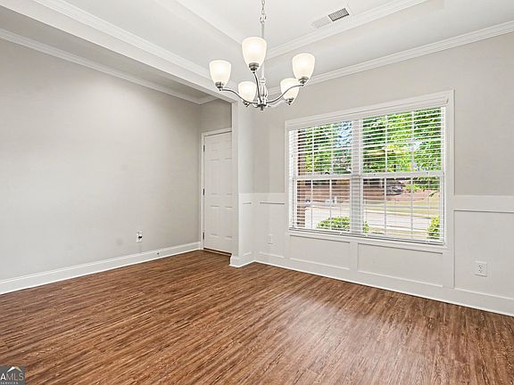 3rd image of 825 Sassafras Ln