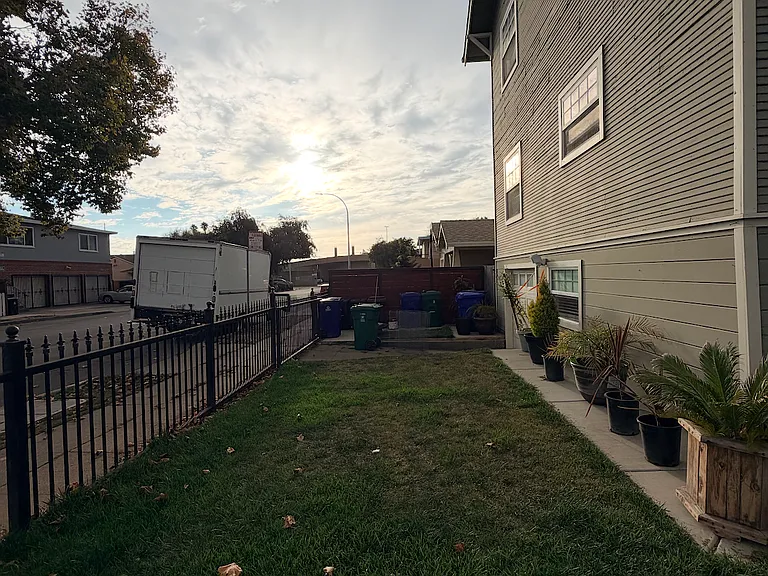 215 22nd St #C — Photo 32