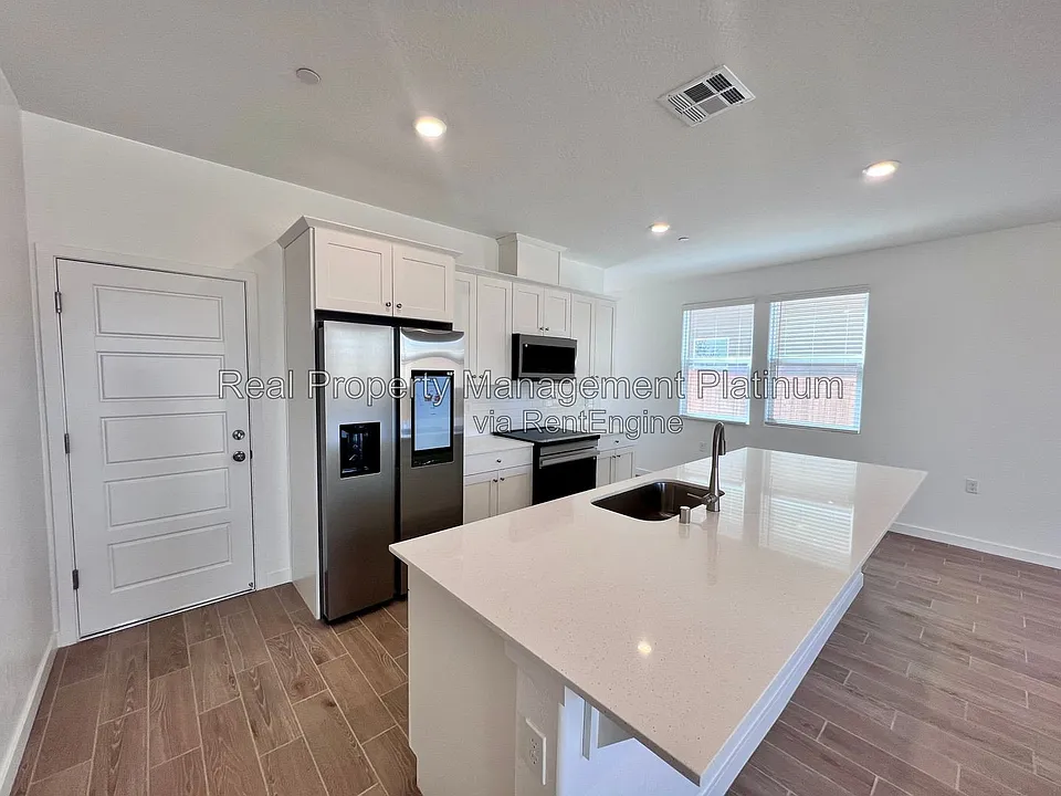 883 Fruitwood Ave