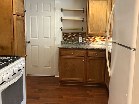 5th image of 933 10th St APT A