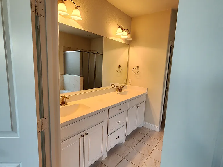 813 Warwick Blvd — Photo 2