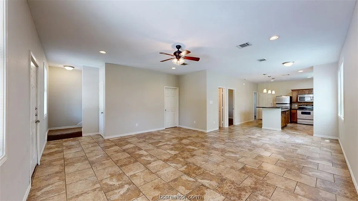 5 bed, 4.5 bath, 2041 sqft, $3,250 — Photo 3
